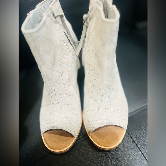TOMS Majorca Grey Suede Peep Toe Block Heel zip up Bootie Size Women's W8 - Picture 5 of 10